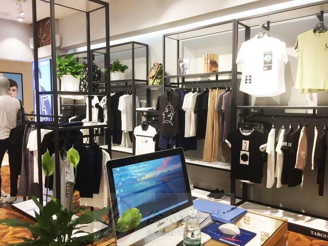 旋转魔方高炮 吊装滑轨屏 男装店怎么陈列非常非常好看 男装店铺陈列