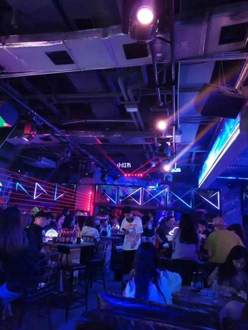 94店名: #up嘻哈酒吧 99地址:黄兴中路71号粉巢3楼_嘻哈_酒吧