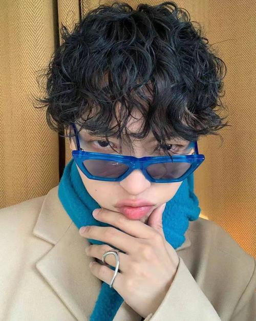 锡纸烫已经失宠羊毛卷黑人烫狼尾式火了炸街发型上线