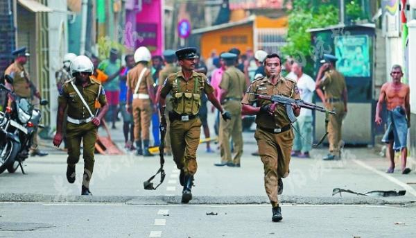 斯里兰卡科伦坡,警察警戒圣安东尼教堂附近区域