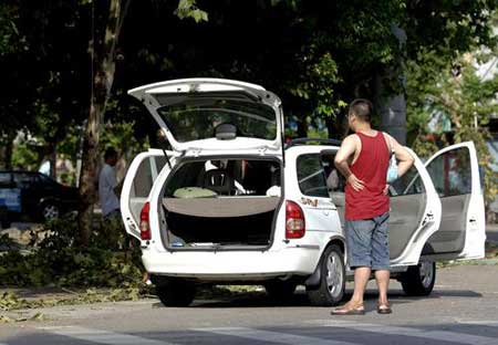 图文:台风中汽车大量进水 私家车主晾晒汽车