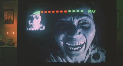 尤其是老婆婆的这个镜头,堪称无数青少年的童年阴影.