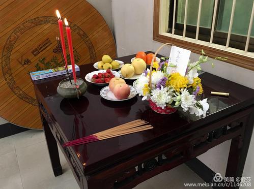 我拿出香,供品,一一摆上供桌