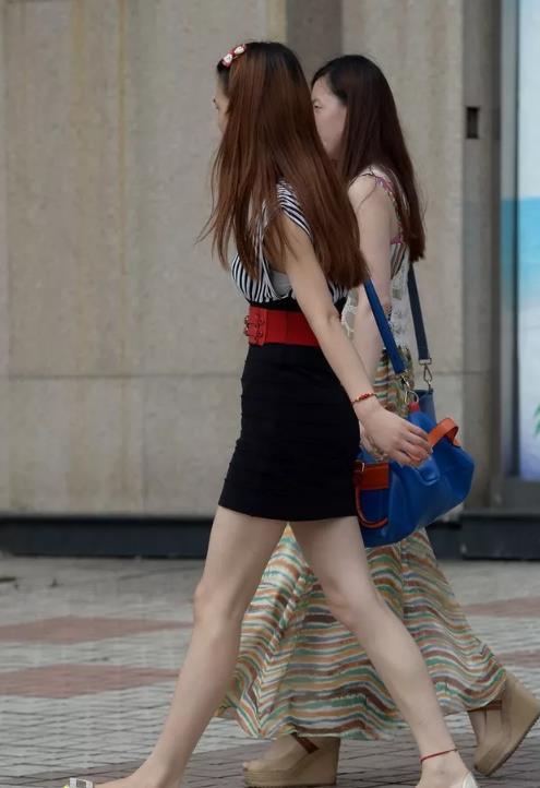 街拍:天气热了,各类美女短裙上阵,瞬间被纹身小姐姐撩