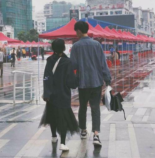 图片中我们可以看到女孩手挽着男孩的胳膊,两个人在一起的场景,实在太