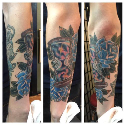 男生手臂上彩绘水彩素描创意唯美花朵沙漏纹身图案