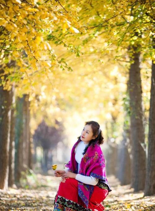 中老年人如何拍银杏人像?以图介绍7个姿势,拍照自然也唯美好看