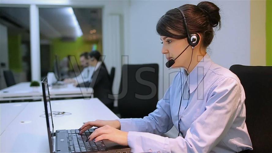 接线员在办公室接电话