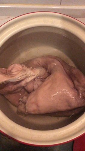 这不是一个简单的猪肚清水文火煮 这里面有六个鸡蛋 大半瓶西洋参 半