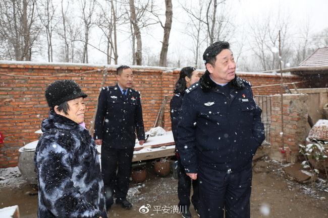 潢川公安:冒雪慰问贫困户 寒冬时节暖人心