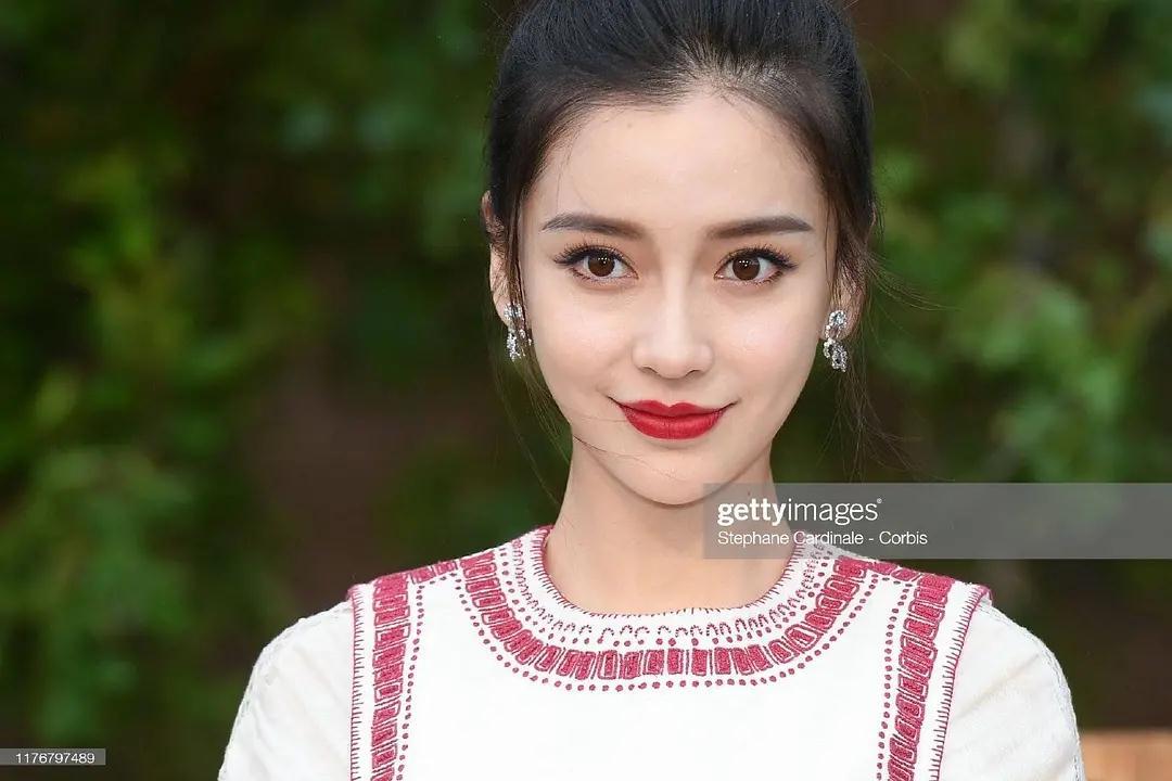 原创看杨颖外网未修图就知道为啥有人为了她出现一秒看中国机长