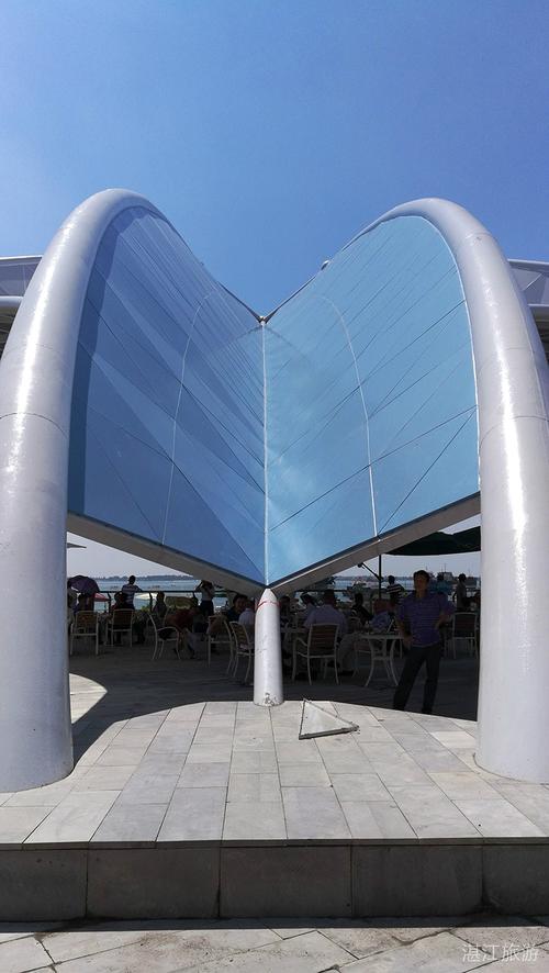 八爪鱼建筑肌理充满结构美感,艺术与建筑的高度融合.