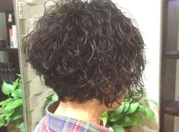 编要推荐给头发少的美女们了,蓬松时髦的小卷烫发型,很显女士的女人味