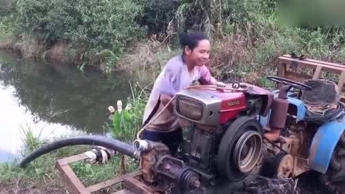 小伙摇拖拉机出神入化!这表情一般人学不会