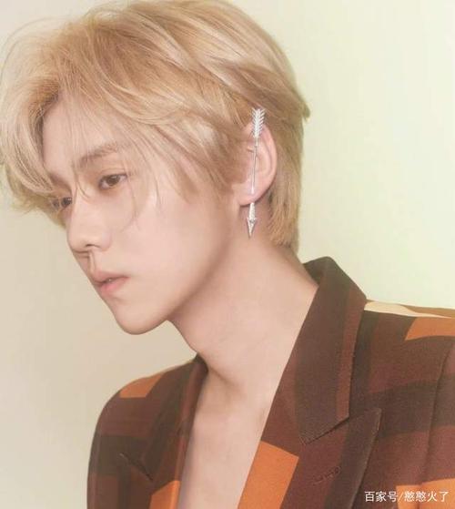 粉色的鹿晗出炉!身穿粉色西装拍梦幻大片,仙气十足