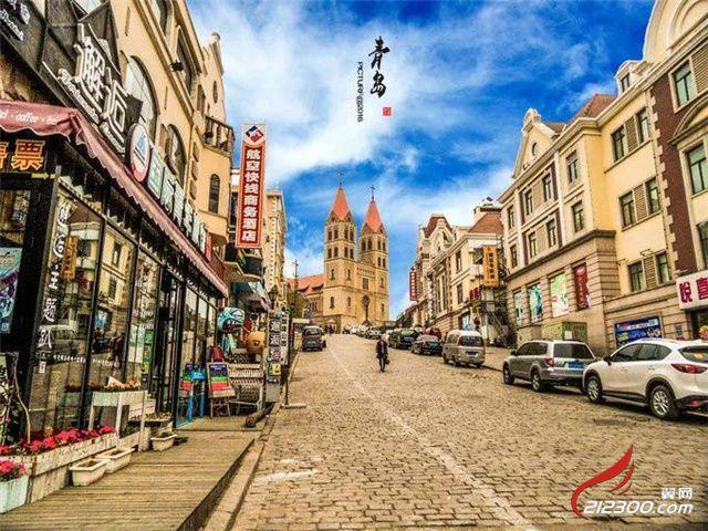 随后游青岛第一条商业街——中山路,观百年【天主教堂】.