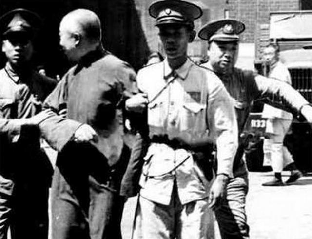 下台被捕 1943年2月9日,日本人将王揖唐免职,因其在任内"贪污渎职