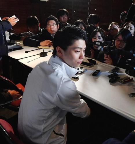 羽生结弦是怎样把抽签仪式和赛后发布会变成大片拍摄