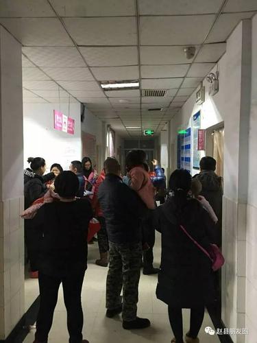 县人民医院儿科病房也同样人满为患!