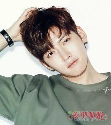 2018男明星偏分发型 偏分烫发男生发型图片