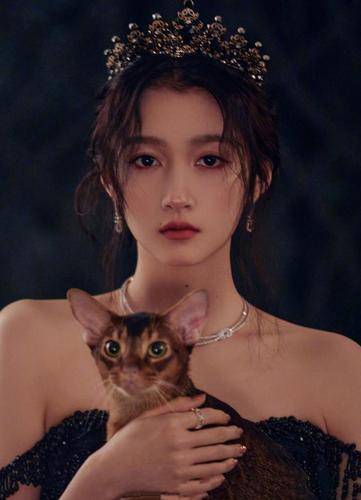 关晓彤长裙造型双肩微露,头戴皇冠怀抱猫咪好似女王