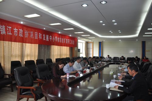 句容市政协副主席谢荣洲,教育局局长刘志鹏等陪同调研.