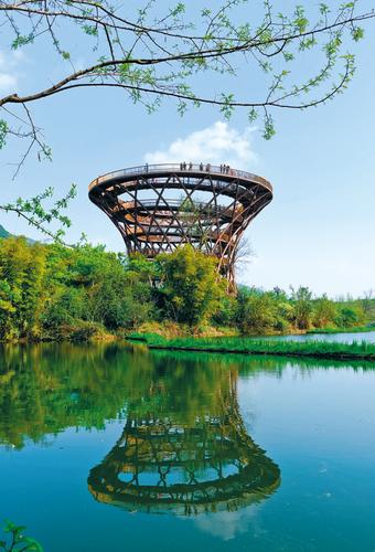 这就是达州市民口中的"转转楼","网红"打卡地,也是莲花湖的经典景点.