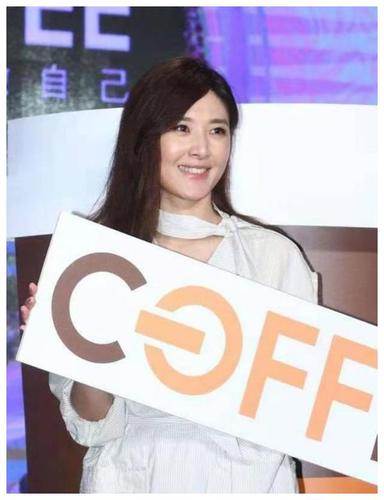 50岁苏慧伦罕见露面,穿白裙清新文艺,撞脸张含韵娃娃脸太年轻