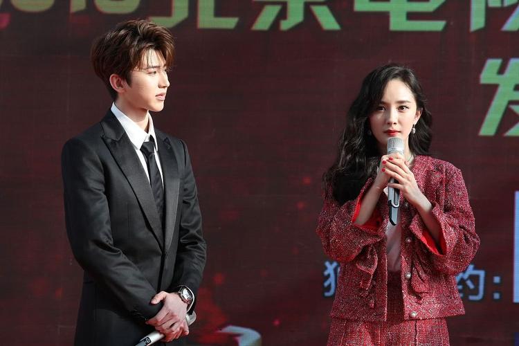 杨幂背靠蔡徐坤同框,红衣喜庆扫离婚阴霾重回少女颜值