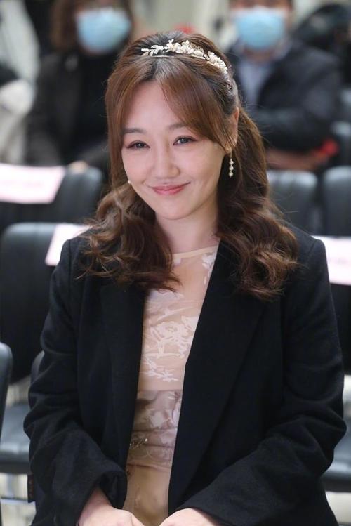 薛佳凝个人资料(42岁薛佳凝高清生图曝光)