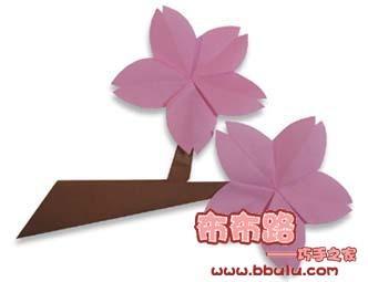 手工折纸做出娇媚的花朵