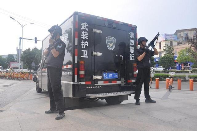 群众不小心靠近了运钞车就要遭押运员大声呵斥合理吗