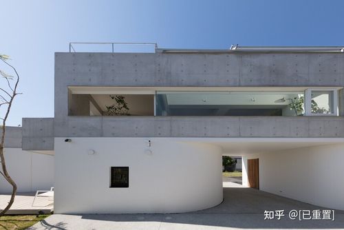 外墙采用清水混凝土和白漆,室内植物,室外环境,传统材料等营造出温暖