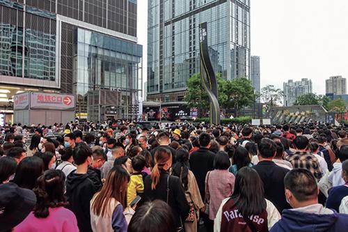 55-3 4月3日,成都地铁春熙路站客流量暴增,乘客在车站外排起数百米长