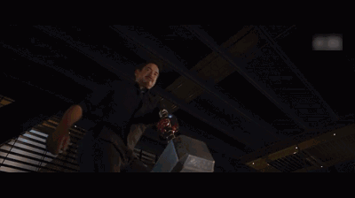 接下来,绿巨人上,一番青筋都憋出来的使劲后,锤子依旧原封不动,绿巨人