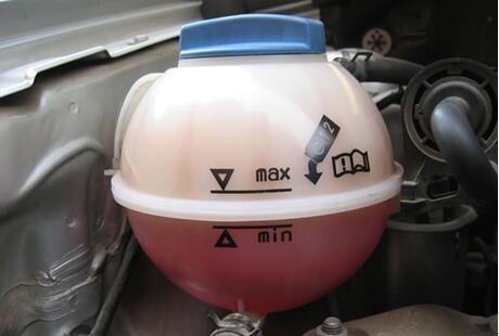 如何判断防冻液是该添加还是该更换了呢