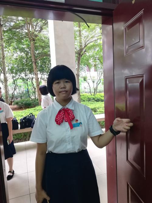进入老师办公室应喊"报告"或敲门,得到老师允许后方可进入