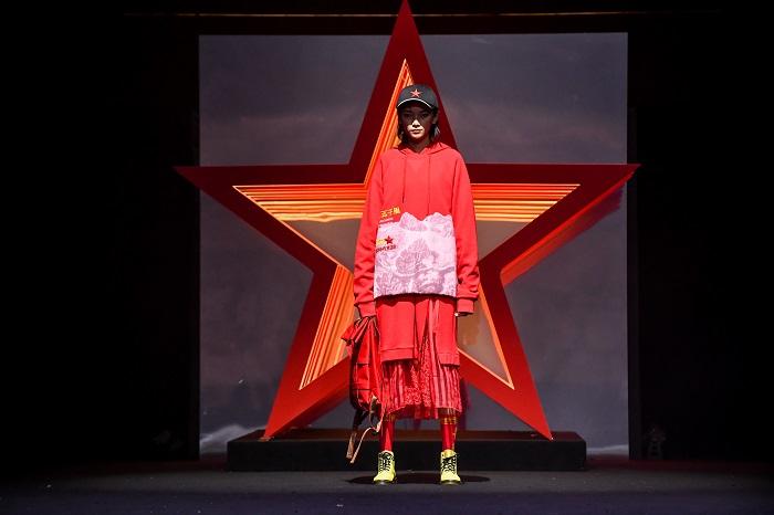 对于一个面对市场的服装生产商,要让红色主题的衣服让年轻人真心真意