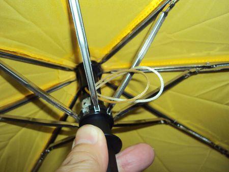 我的自动伞收不了,上面还出来一段白线,怎么办?