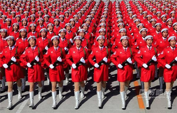 共和国女兵:阅兵场上最靓丽的风景线