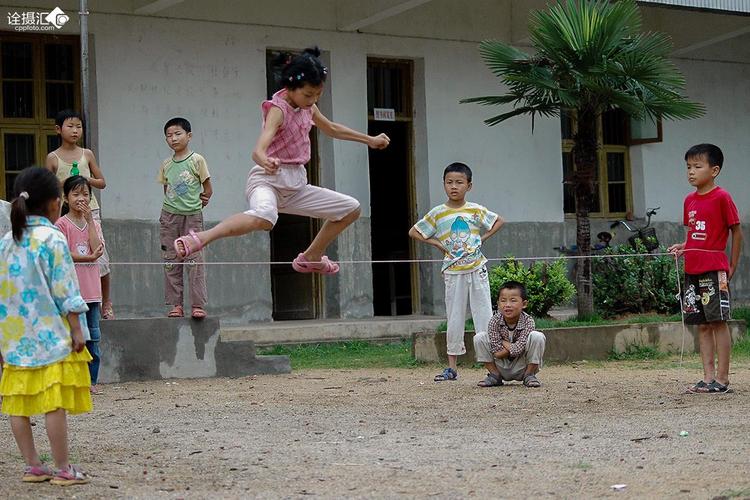 跳皮筋的小女孩