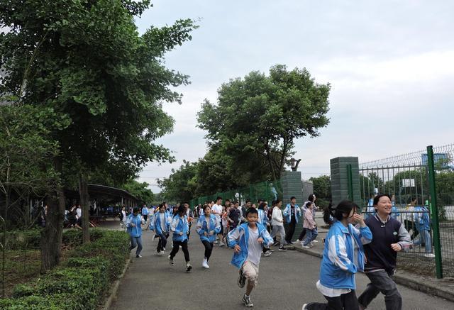 什邡市师古初中举行防震减灾疏散演练