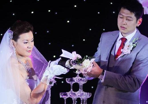 35岁周雅菲有多孝顺?和莫科一起照顾前妻父母,坦言:人不能忘本