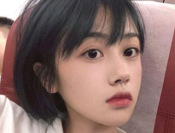 学校要求中学生统一发型,男生发型还看得过去,看到女生:丑哭了