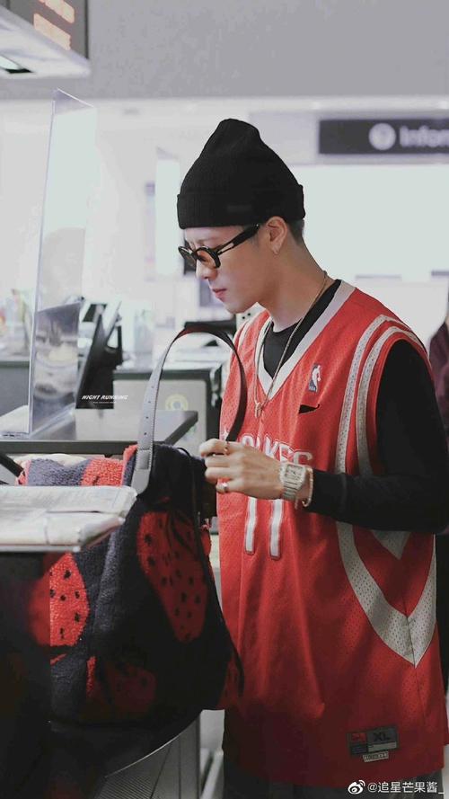 美式穿搭太适合王嘉尔这个cool boy,期待他之后会带