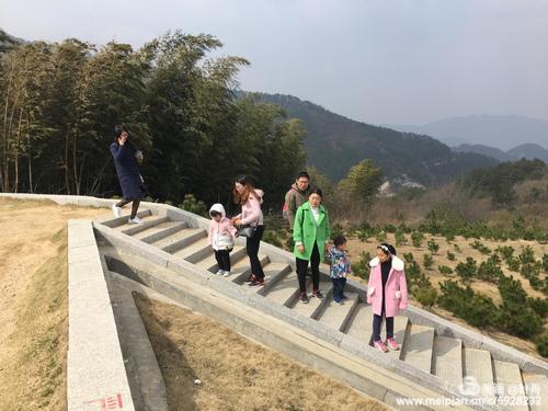 一路台阶向下 自拍不忘手牵娃 辣妈真是伟大 最是 恬羽勇敢 崖边金猴