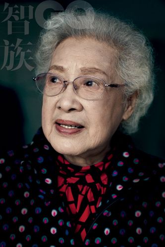 活着 佛龛上的秦怡