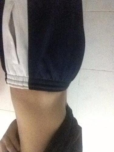 我屁股穿牛仔裤什么的都大,侧面看走路一挺一挺的,我腰比较没那么肥