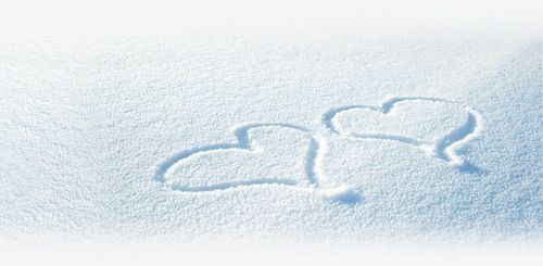 白色雪地上的爱心图案七夕情人节