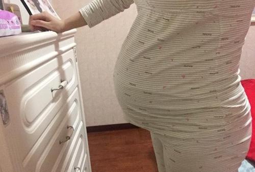 后期肚子越来越尖,肚脐7个月突出,以前肚脐眼很深,刚开始怀孕肚皮长毛